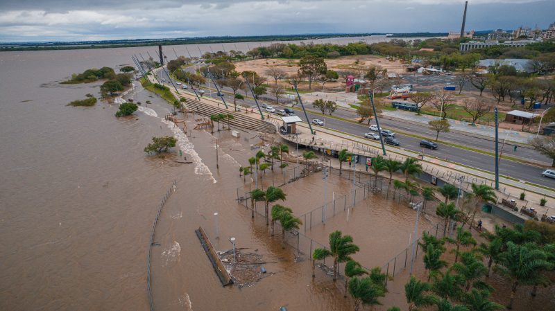 Nível de lago sobe 23 centímetros e prefeitura emite alerta para inundações em áreas de risco em Guaíba