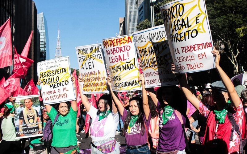 Manifestantes fazem protesto contra PL que equipara aborto a homicídio na Avenida Paulista