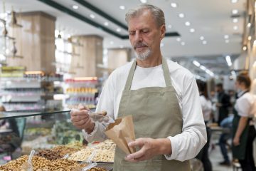 Profissionais com 50 anos ou mais estão na mira das contratações dos supermercados