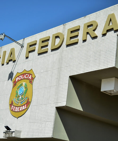 PF prende advogados e agentes por vazamento e intima irmã de Aécio