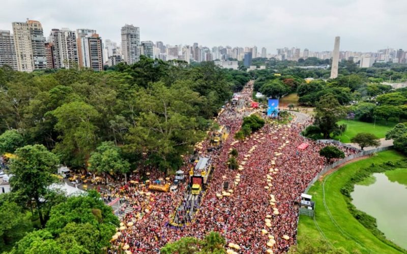 Recorde de público e alto impacto econômico marcam o Carnaval de 2026, com 65 milhões de foliões e R$ 18,6 bilhões movimentados.