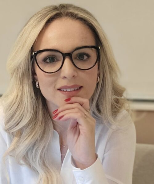 Juliane Urbano ressalta o crescimento da área de TI, impulsionado pelo avanço da inteligência artificial, e o papel estratégico da gestão de projetos no Brasil