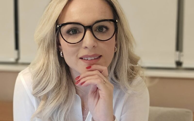 Juliane Urbano ressalta o crescimento da área de TI, impulsionado pelo avanço da inteligência artificial, e o papel estratégico da gestão de projetos no Brasil