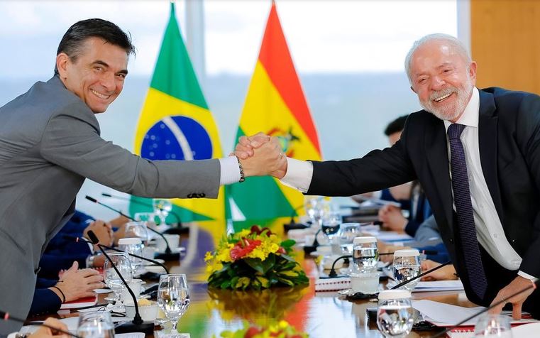 Lula abraça integração regional ao se reunir com presidente boliviano.