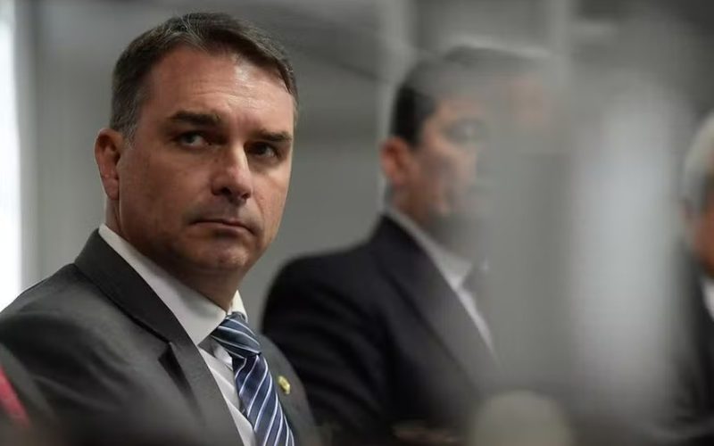 Relatório da Comissão Parlamentar Mista de Inquérito do INSS solicita julgamento de Flávio Bolsonaro