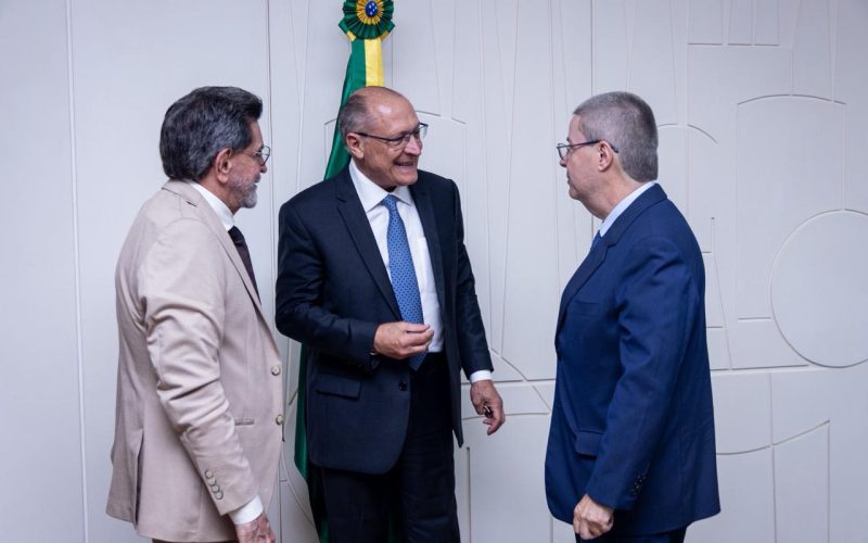 Sindijoias Ajomig entrega documento ao Governo Federal contra tarifaço dos Estados Unidos