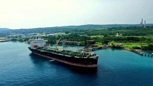 Rússia desafia embargo e envia carregamento de petróleo para Cuba.