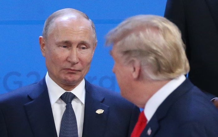 Putin e Trump se reúnem para debater crise no Irã e estabelecem diálogo para possíveis acordos.