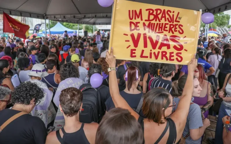 Mulheres fortalecendo umas às outras: rede de apoio impulsiona sucesso profissional em meio às desigualdades do mercado