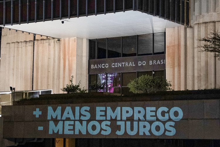 Altas taxas de juros estrangulam a economia e ressaltam a necessidade de democratização da política monetária.