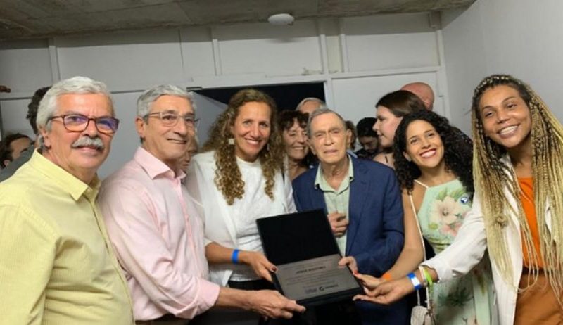 Celebração dos 85 anos de Mautner reúne artistas e amigos em emocionante homenagem