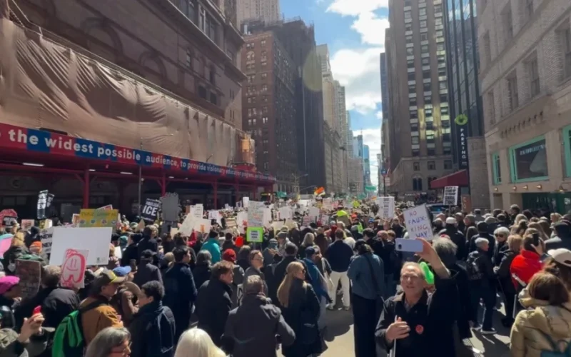 Nova onda de manifestações surge nos EUA em oposição a Trump