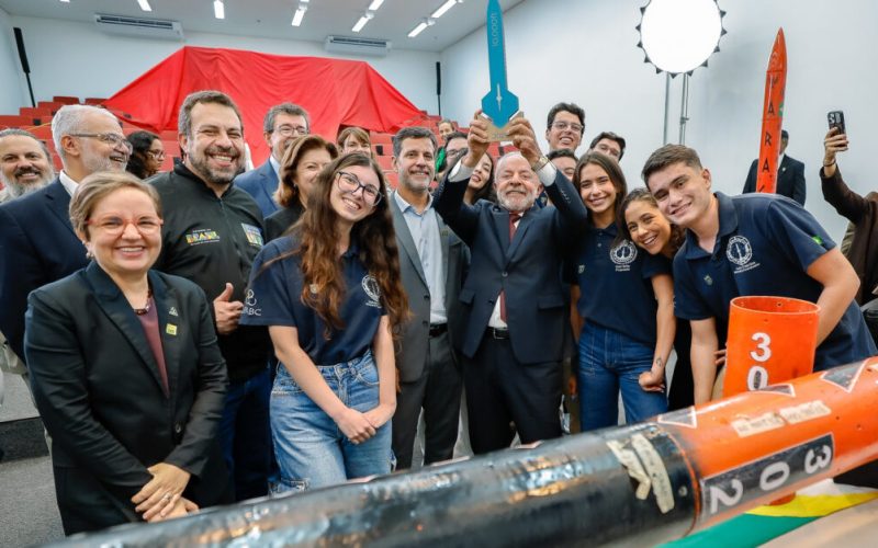 Lula avança em entregas para saúde e educação em SP, enquanto Tarcísio busca minimizar impacto