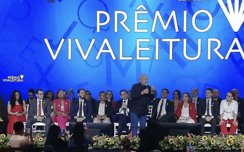 Lula ressalta a importância da leitura e do acesso a livros para impulsionar o desenvolvimento social.