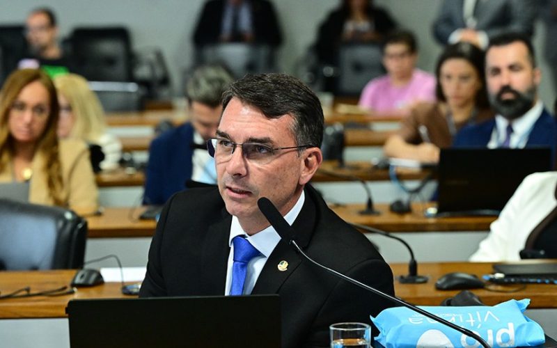 A ilusão da “moderação”: Flávio Bolsonaro e suas estratégias para 2026