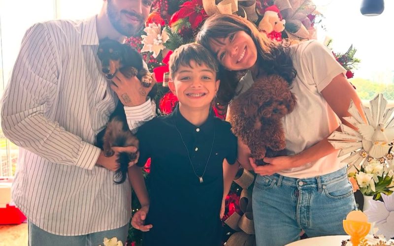 João Guilherme festeja o aniversário de seu cãozinho adotado ao lado da ex-namorada Bruna Marquezine