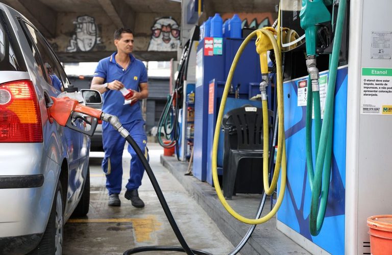 Governo implementa novas estratégias para combater a alta dos preços dos combustíveis