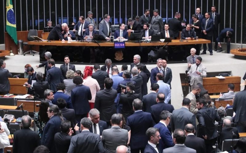 Rearranjo político na Câmara: novas alianças em meio à janela partidária