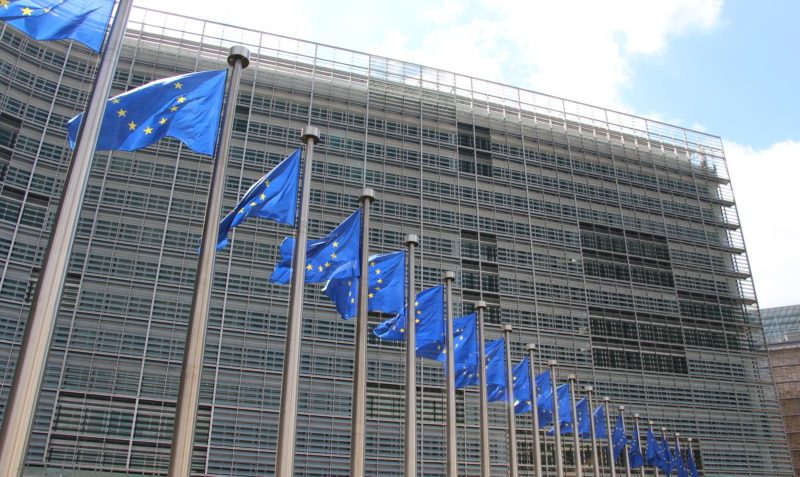 Europa envia € 108 bilhões aos EUA, revelando vulnerabilidade econômica