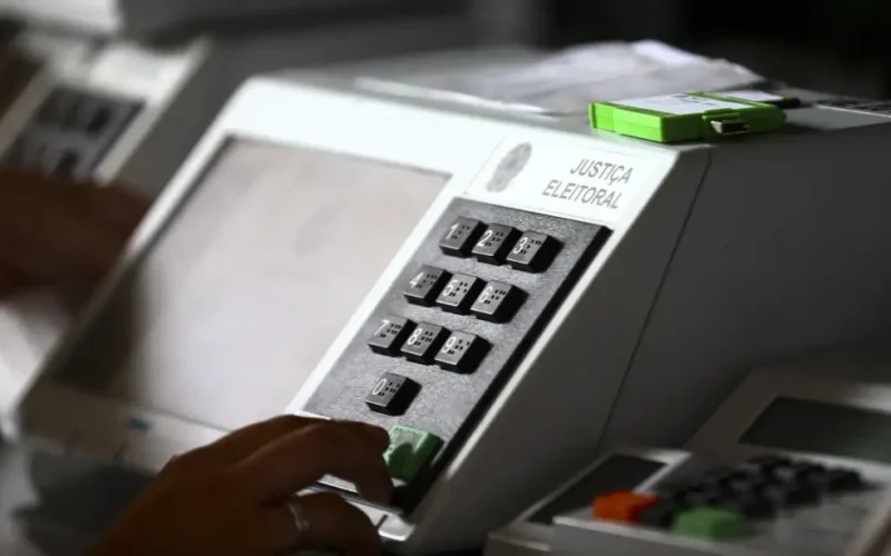 Onze governadores deixam o cargo para disputar as eleições