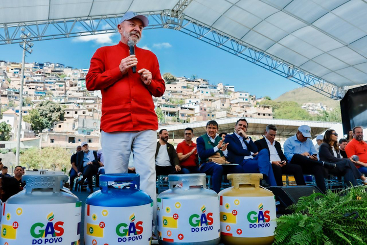 Lula anuncia anulação de leilão da Petrobras que elevou preço do gás de cozinha