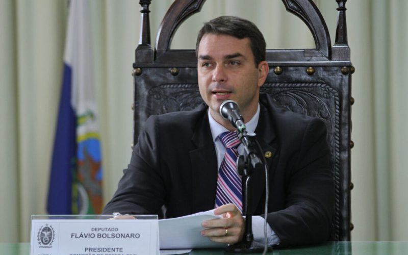 Entre prêmios e polêmicas: a frustrante trajetória parlamentar de Flávio Bolsonaro