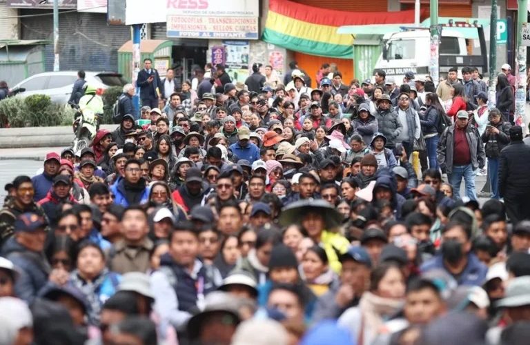 Protestos em massa cercam La Paz contra administração de Rodrigo Paz