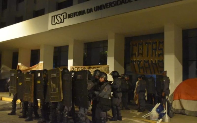 Conflito na USP: Polícia Militar utiliza bombas em manifestação de estudantes em greve