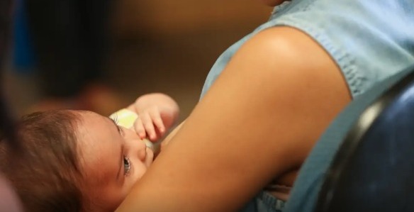 O alto preço da maternidade solo para as mulheres na carreira profissional