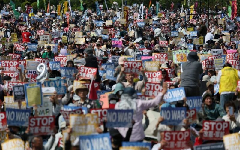 Cerca de 50 mil manifestantes se mobilizam no Japão em oposição ao projeto de rearmamento