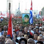 Cerca de 250 mil cubanos saem às ruas em manifestação contra o indiciamento de Raúl Castro