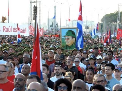 Cerca de 250 mil cubanos saem às ruas em manifestação contra o indiciamento de Raúl Castro