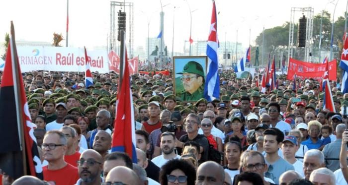 Cerca de 250 mil cubanos saem às ruas em manifestação contra o indiciamento de Raúl Castro
