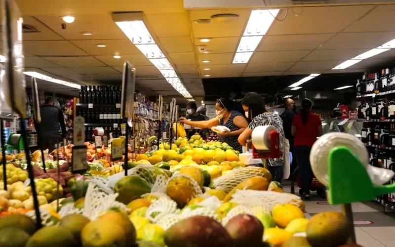 Queda da inflação em abril não alivia custos com alimentos e medicamentos