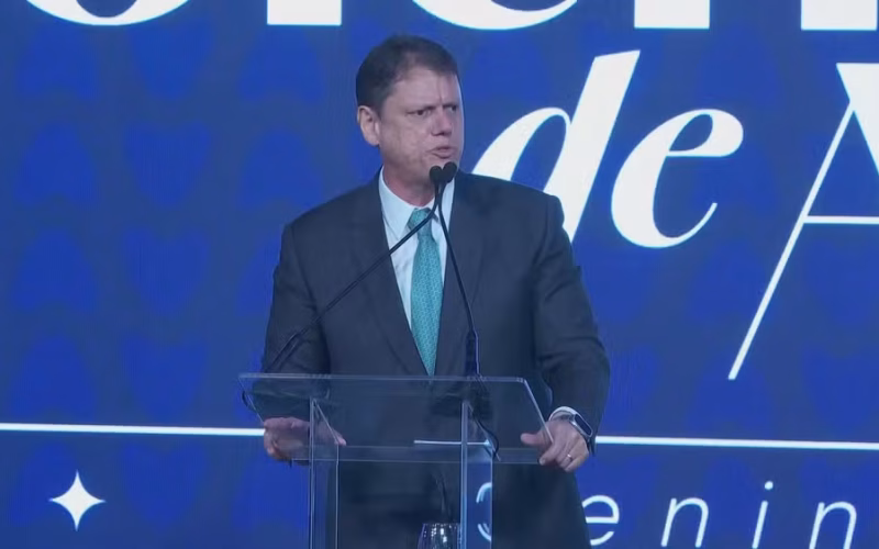 Tarcísio se opõe à diminuição da jornada de trabalho e apoia os empresários
