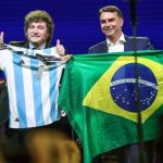 Milei enfrenta acusações na Argentina por destinação de verba pública em favor de Flávio Bolsonaro