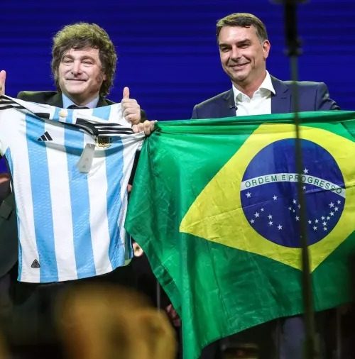 Milei enfrenta acusações na Argentina por destinação de verba pública em favor de Flávio Bolsonaro