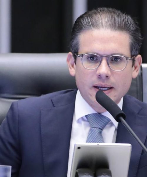 Motta critica aumento de tarifas nos EUA e clama por igualdade nas relações comerciais com o Brasil