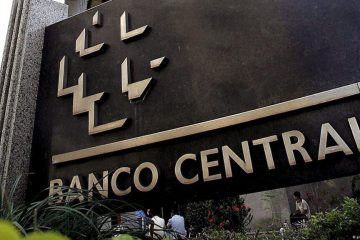 Desvendando os fatores que influenciam as dívidas no Brasil e nos Estados Unidos