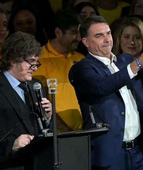 Flávio Bolsonaro escolhe modelo Milei que levou 27 milhões à pobreza