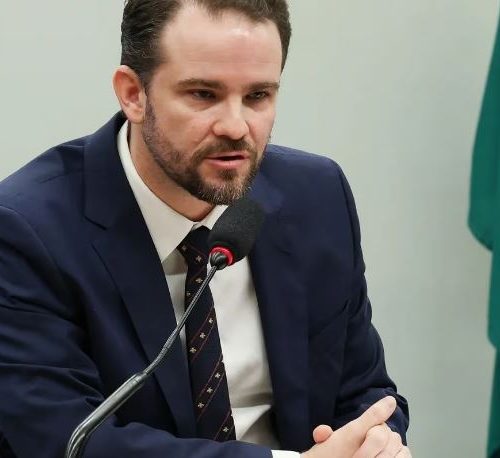 Previsões para 2027 revelam desafios fiscais e taxas de juros elevadas