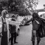 Exposição gratuita celebra a trajetória do padre Júlio Lancellotti em São Paulo