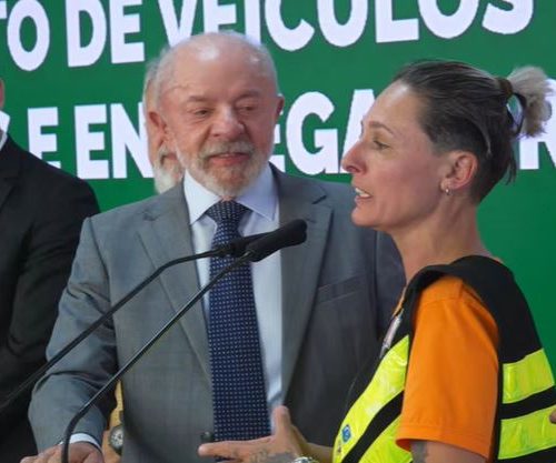 Lula sanciona lei de R$ 30 bi para renovar táxis, carros e motos de app