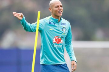 Richarlison pode retornar ao Vasco após negociação mal-sucedida na Inglaterra. Confira os detalhes!