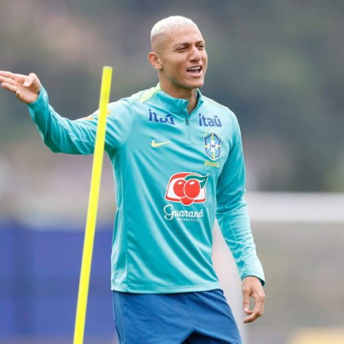 Richarlison pode retornar ao Vasco após negociação mal-sucedida na Inglaterra. Confira os detalhes!