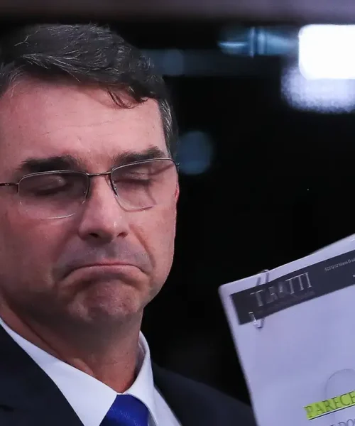 Flávio Bolsonaro desvia foco da campanha para combater a extinção da escala 6×1