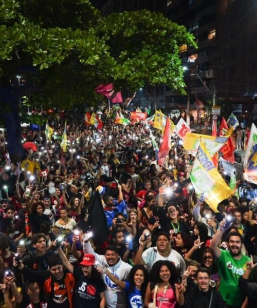 Alunos da UFF festejam triunfo de Lula e se mobilizam contra a extrema direita nas ruas