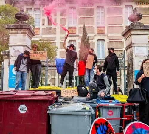 Jovens franceses protestam nas ruas contra medidas fiscais de Macron